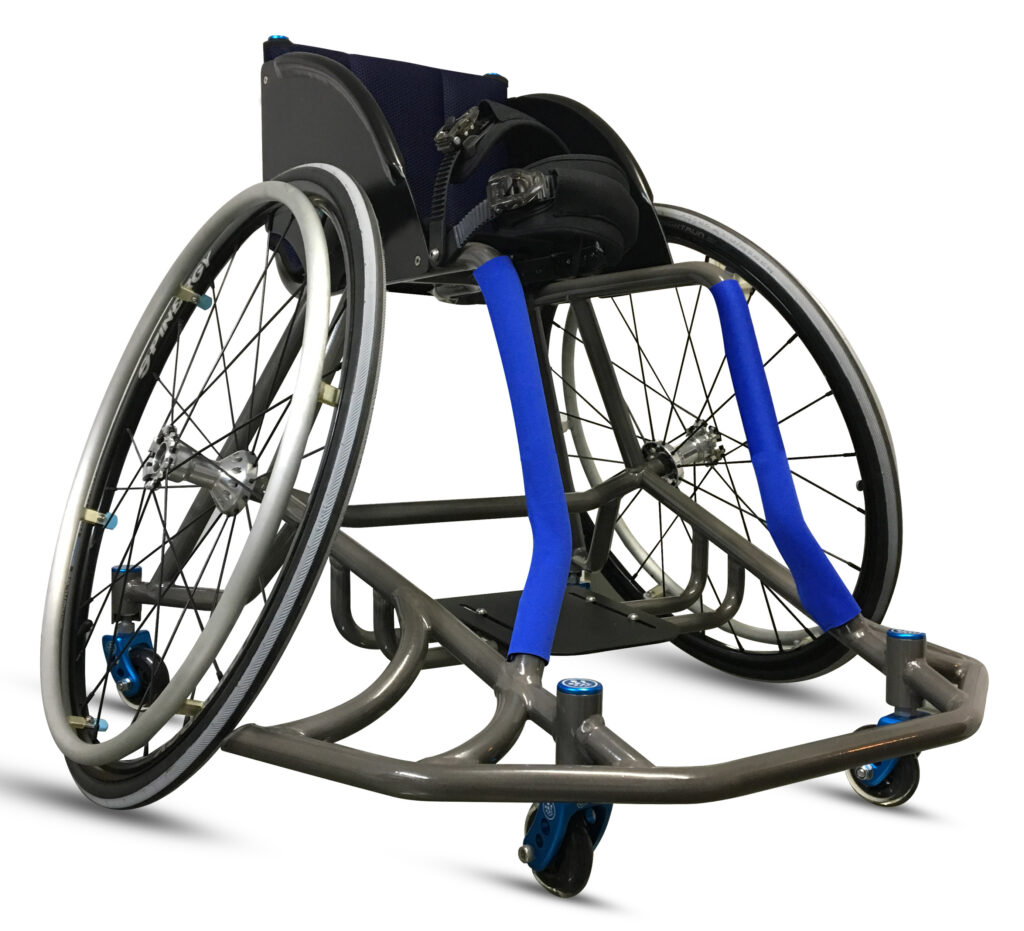 Cadeira de rodas esportiva da Jumper, cinza, feita sob medida em titânio, com rodas 26 Spinergy para prática de basquete em cadeira de rodas.