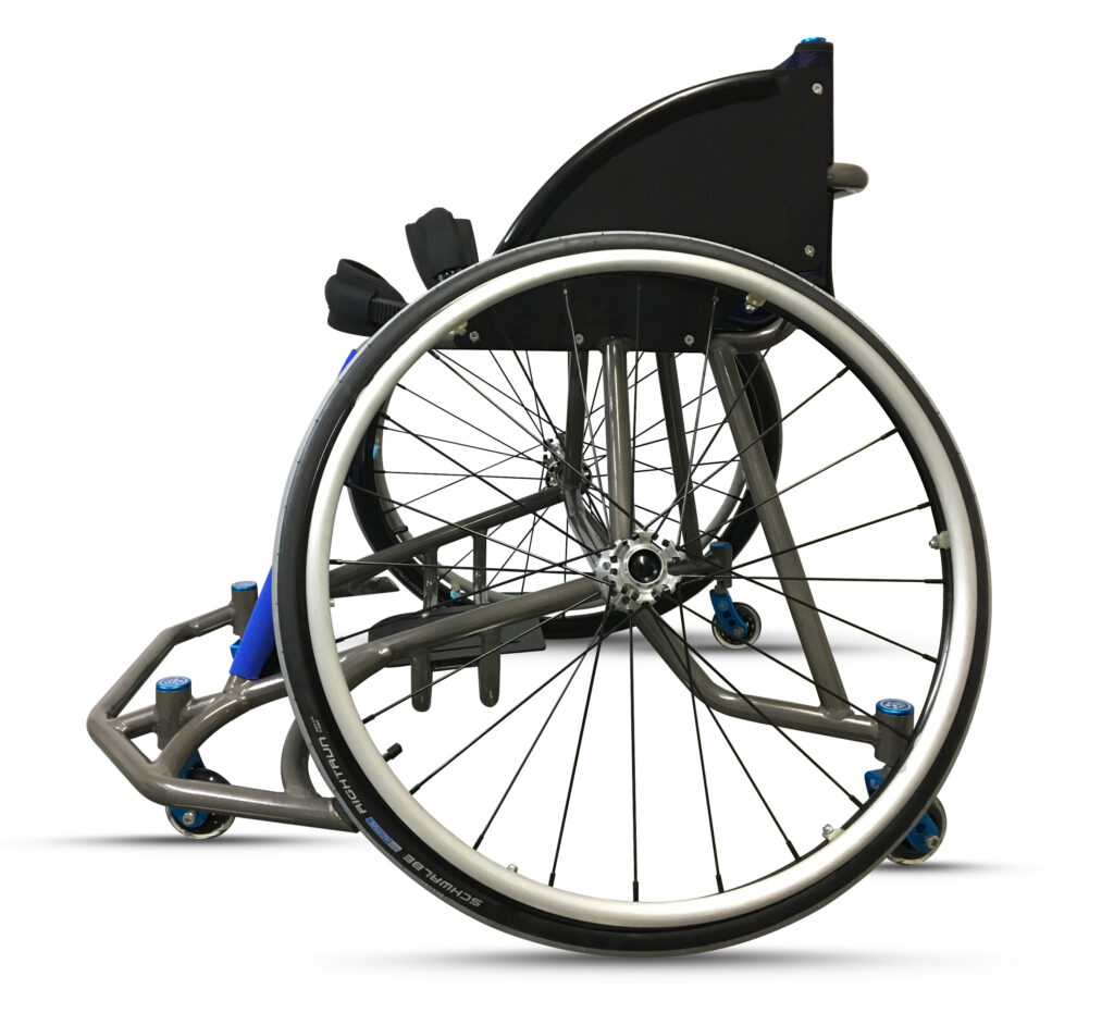 Cadeira de rodas esportiva da Jumper, cinza, feita sob medida em titânio, com rodas 26 Spinergy para prática de basquete em cadeira de rodas.