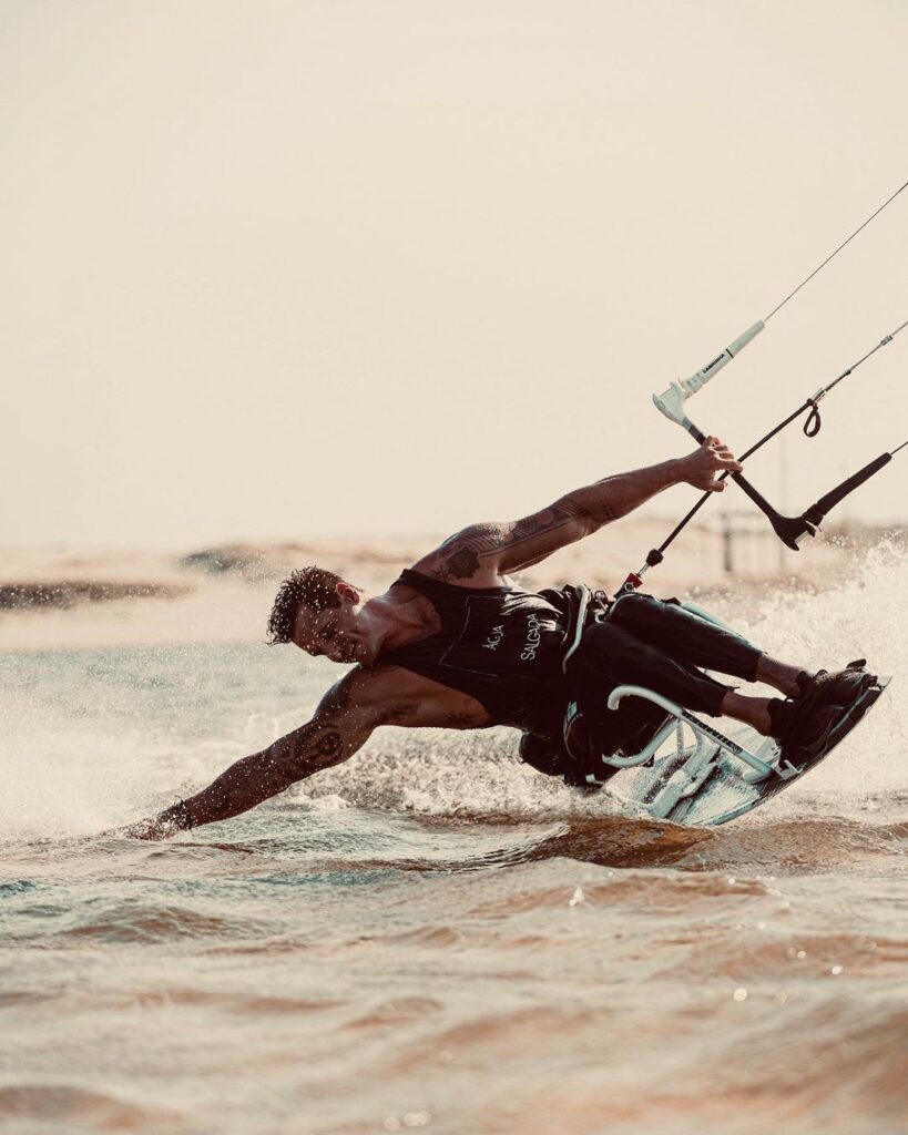 Imagem do Fernando Fernandes utilizando o, equipamento esportivo Sit aquatic da Jumper Equipamentos na água, em um ambiente de wakeboard. Foto por @danielsigaki.