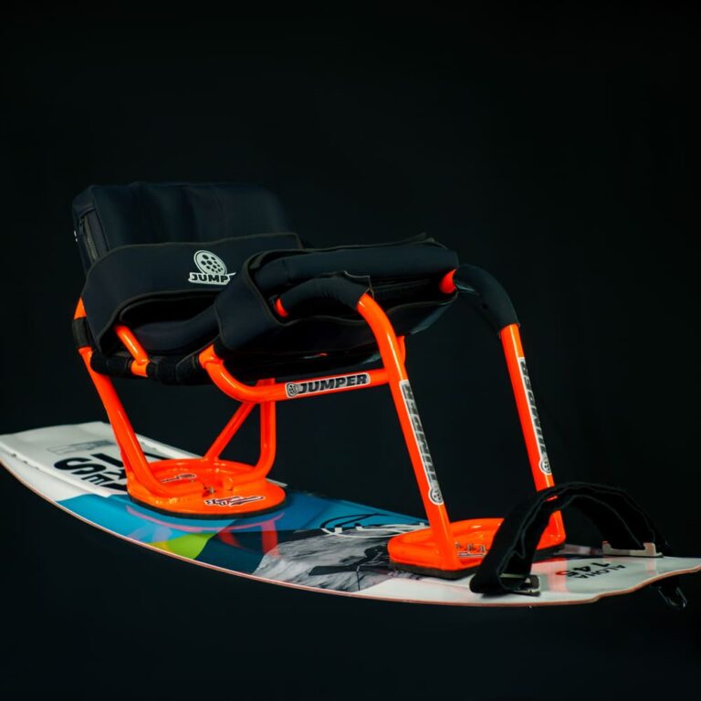 Imagem do Sit aquatic, um equipamento esportivo para a prática de sitkite wakeboard, desenvolvido pela Jumper Equipamentos em parceria com o atleta Fernando Fernandes