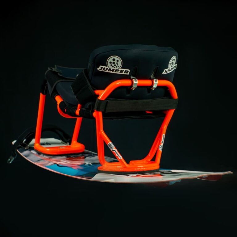 Imagem do Sit aquatic, um equipamento esportivo para a prática de sitkite wakeboard, desenvolvido pela Jumper Equipamentos em parceria com o atleta Fernando Fernandes