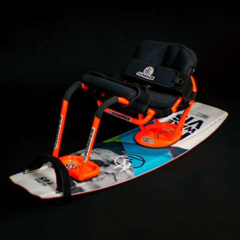 Imagem do Sit aquatic, um equipamento esportivo para a prática de sitkite wakeboard, desenvolvido pela Jumper Equipamentos em parceria com o atleta Fernando Fernandes