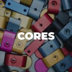 Cadeira de rodas personalizada com acabamento em cores vibrantes e design exclusivo.